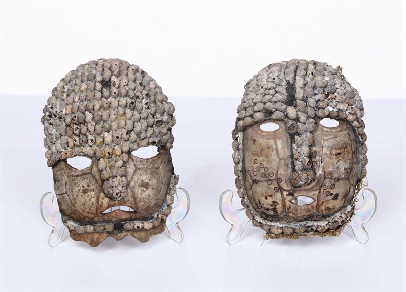Due piccole maschere con conchiglie e struttura in tartaruga  - Auction OnLine Auction 01-2012 - Cambi Casa d'Aste