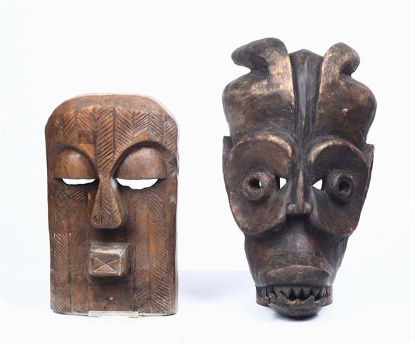 Due maschere in legno intagliato