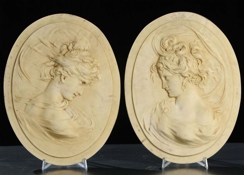 Coppia di medaglioni Liberty in marmo con profili femminili ,1889  - Asta Antiquariato e Dipinti Antichi - Cambi Casa d'Aste