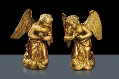 Coppia di Sculture Dorate in Legno Raffiguranti Angeli Inginocchiati, XVIII Secolo