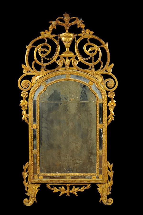 Specchiera Luigi XVI dorata e riccamente intagliata,  Piemonte XVIII secolo