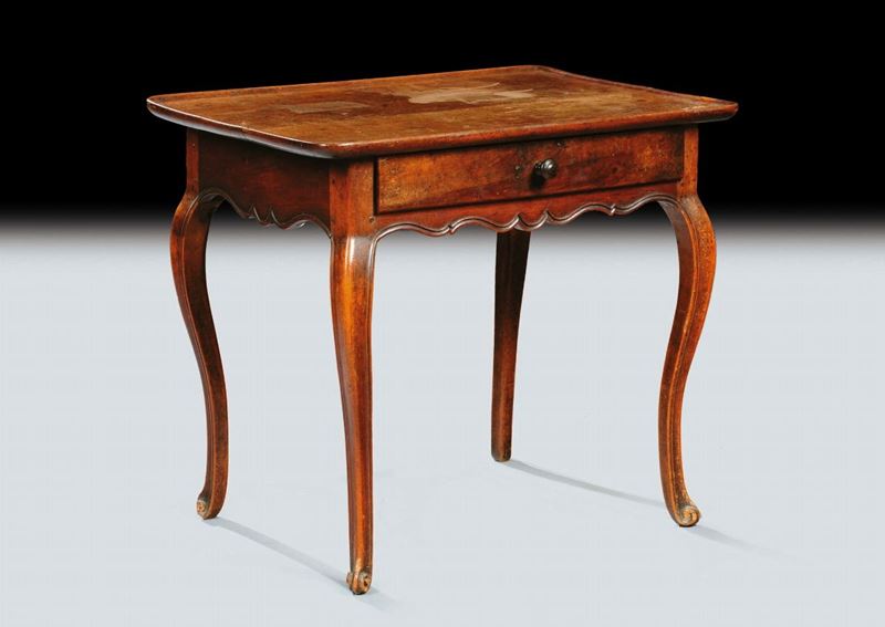 Tavolino a vassoio in noce Luigi XV, Piemonte XVIII secolo  - Asta Antiquariato e Dipinti Antichi - Cambi Casa d'Aste