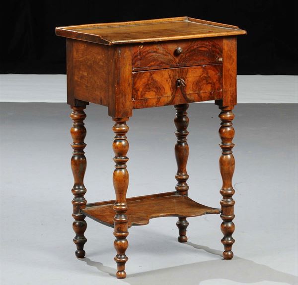 Comodino in noce a due cassetti, XIX secolo