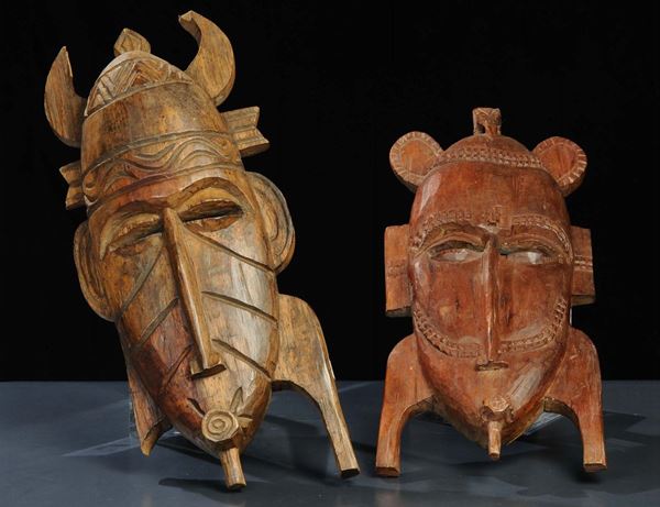 Due maschere africane in legno intagliato