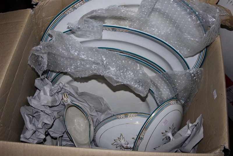 Servizio di piatti in ceramica bianca con bordo verde e oro  - Auction Antiquariato e Dipinti Antichi - Cambi Casa d'Aste
