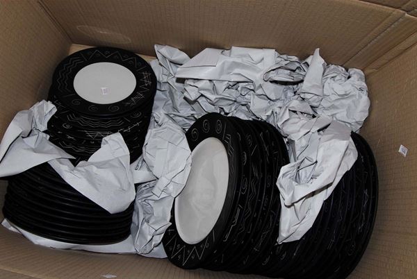 Servizio di piatti in ceramica bianca e nera, XX secolo