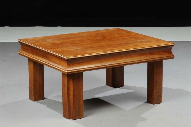 Tavolino da salotto in legno di noce, XX secolo  - Auction OnLine Auction 03-2012 - Cambi Casa d'Aste