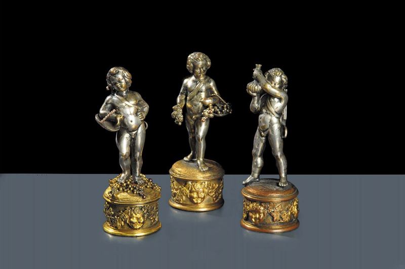 Tre sommitˆ di tappi per vino in bronzo dorato e argentato, Germania XVIII  - Auction Antiquariato e Dipinti Antichi - Cambi Casa d'Aste