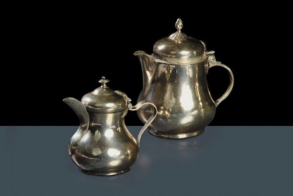 Due piccole caffettiere in argento a corpo liscio, Venezia fine XVIII secolo