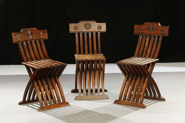 Tre sedie tipo Savonarola, inzio XX secolo