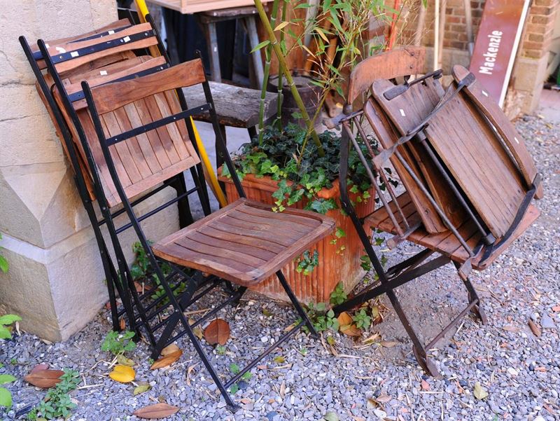 Sei sedie pieghevoli in legno e ferro  - Asta Antiquariato, Argenti e Dipinti Antichi - Cambi Casa d'Aste