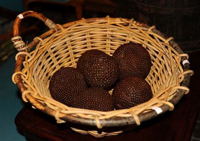 Paniere Contenente Sei Palle di Ferro