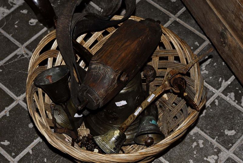 Paniere contenente cinque antiche campane in bronzo  - Asta Asta OnLine 03-2012 - Cambi Casa d'Aste