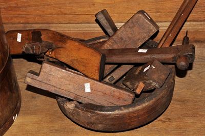 Scodella in Legno Contenente Cinque Scheletri di Vecchie Pialle