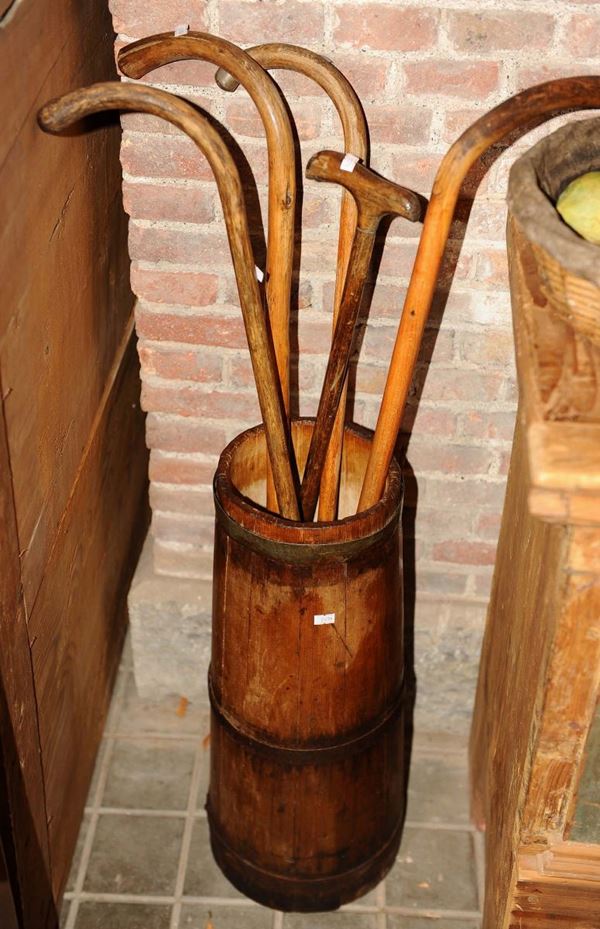 Zagola in legno contenente cinque bastoni da passeggio