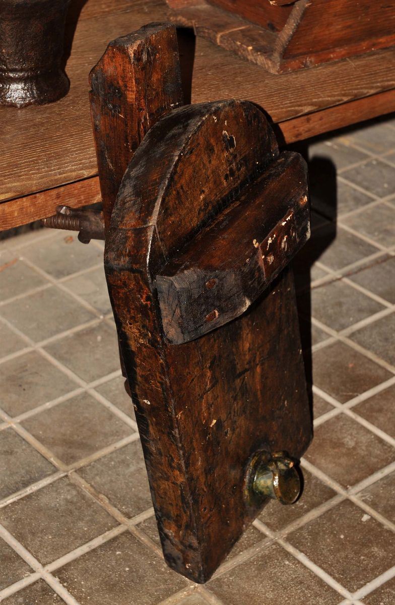 Coperchio di botola cantiniera in legno e ottone  - Auction OnLine Auction 03-2012 - Cambi Casa d'Aste