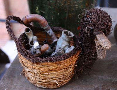 Cestino con Sei Vecchi Rubinetti