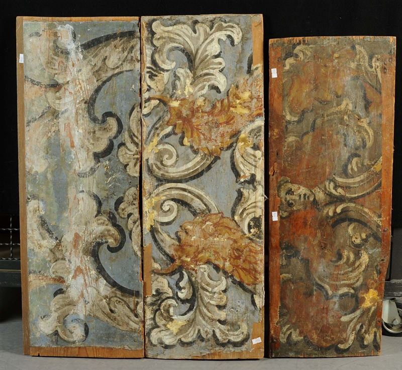 Tre antiche tavole medievali dipinte con motivi zoomorfi e litomorfi  - Asta Asta OnLine 03-2012 - Cambi Casa d'Aste