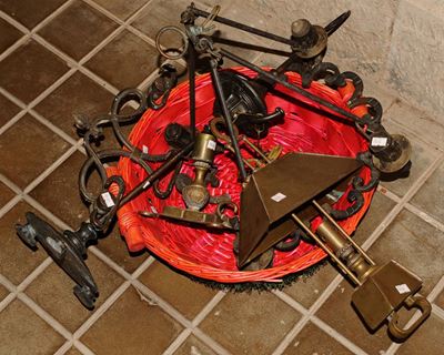 Cesto Contenente Cinque Lampade in Ottone