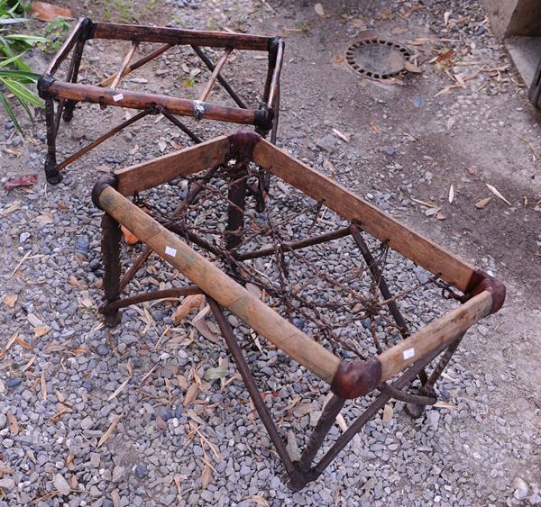 Coppia di sgabelli etnici