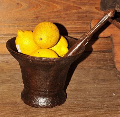Antico Mortaio in Metallo con Pestello e Cinque Frutti di Marmo Allõinterno