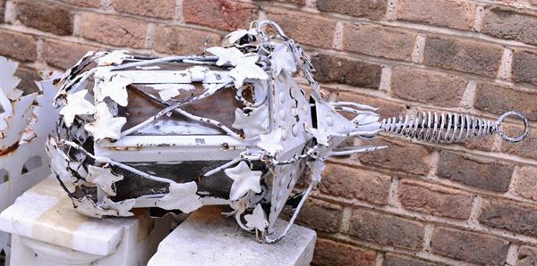 Lanterna in metallo a foglie