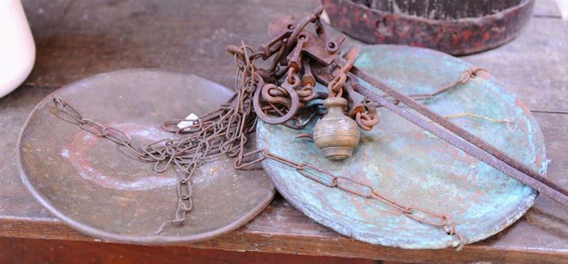 Due vecchie bilance in ferro e rame  - Auction Antiquariato e Dipinti Antichi - Cambi Casa d'Aste