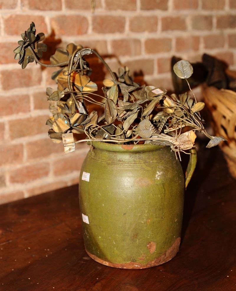 Recipiente in terraglia contenente fiori di metallo  - Asta Antiquariato e Dipinti Antichi - Cambi Casa d'Aste