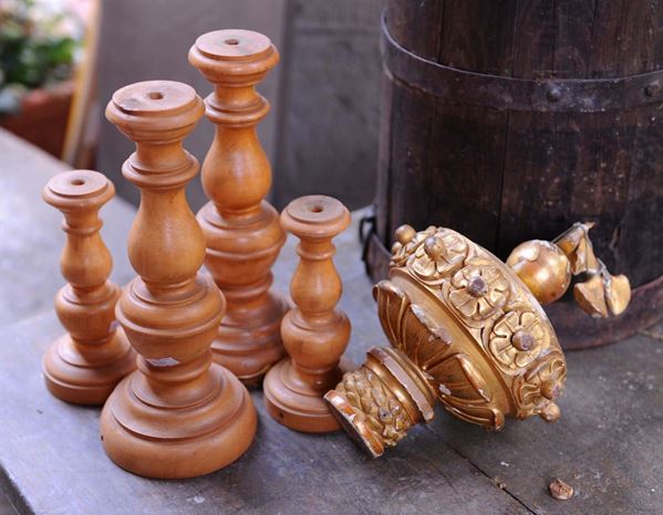 Quattro steli in legno per lampade