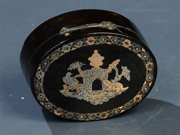 Piccola scatola ovale in tartaruga e oro, XIX secolo