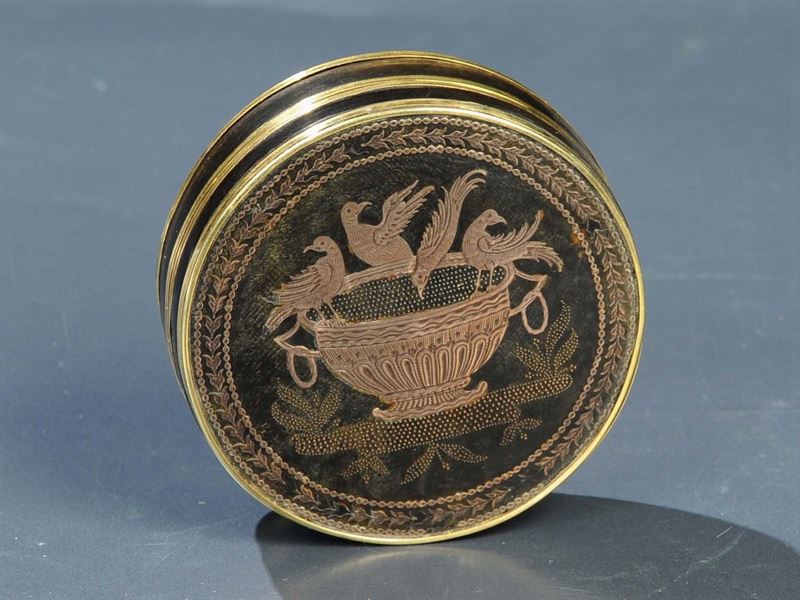 Piccola scatola tonda Luigi XVI in tartaruga e oro  - Auction Antiquariato e Dipinti Antichi - Cambi Casa d'Aste