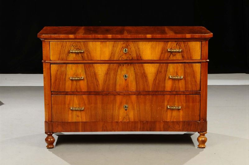 Com˜ in noce impiallacciato a tre cassetti, XIX secolo  - Auction Antiquariato e Dipinti Antichi - Cambi Casa d'Aste