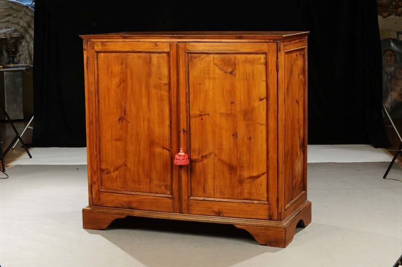 Mezzo armadio in legno dolce, XIX secolo  - Asta Antiquariato e Dipinti Antichi - Cambi Casa d'Aste