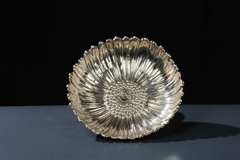 Piatto in argento a forma di margherita firmato Buccellati, gr. 250 circa  - Auction OnLine Auction 12-2011 - Cambi Casa d'Aste