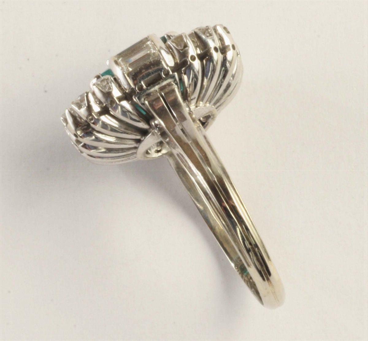 Anello con Smeraldo e Diamanti