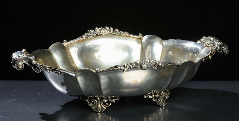 Centrotavola in argento sbalzato, Milano XX secolo  - Auction Antiquariato e Dipinti Antichi - Cambi Casa d'Aste