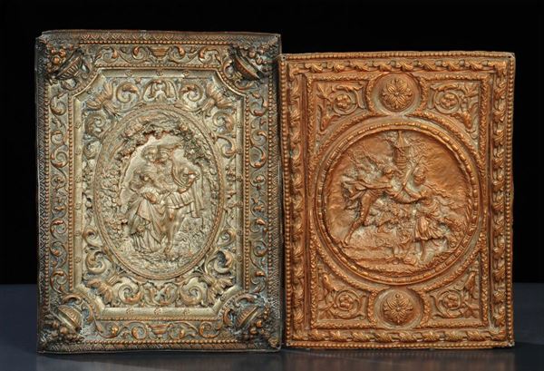 Coppia di sovracopertine in rame sbalzato