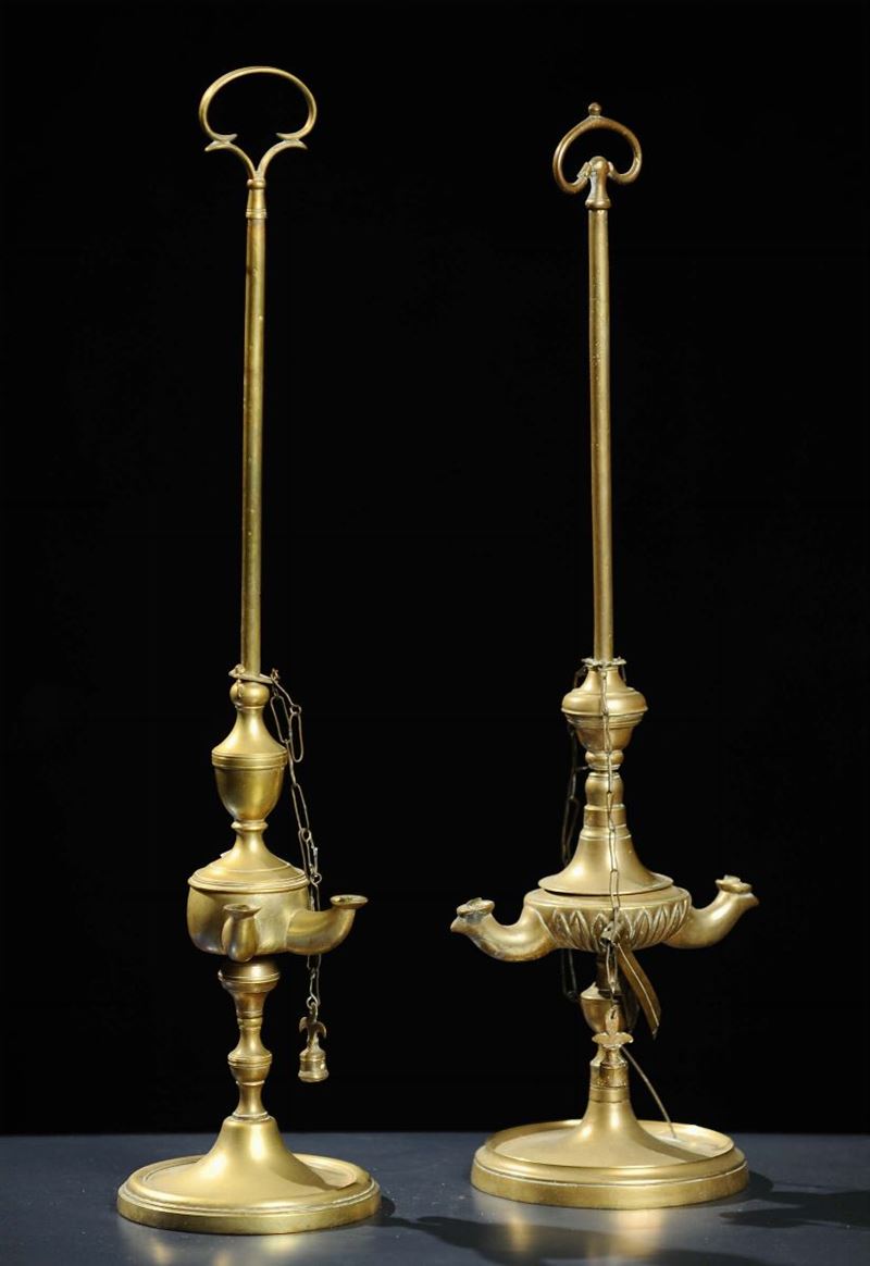 Due lucerne in bronzo e lampada in bronzo da soffitto, altezza cm 65  - Asta Antiquariato e Dipinti Antichi - Cambi Casa d'Aste