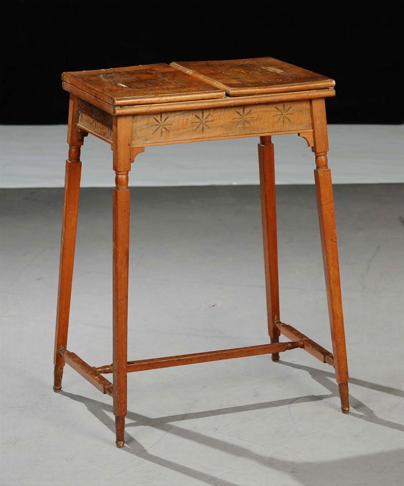 Tavolino da lavoro in noce, XX secolo  - Auction Antiquariato e Dipinti Antichi - Cambi Casa d'Aste