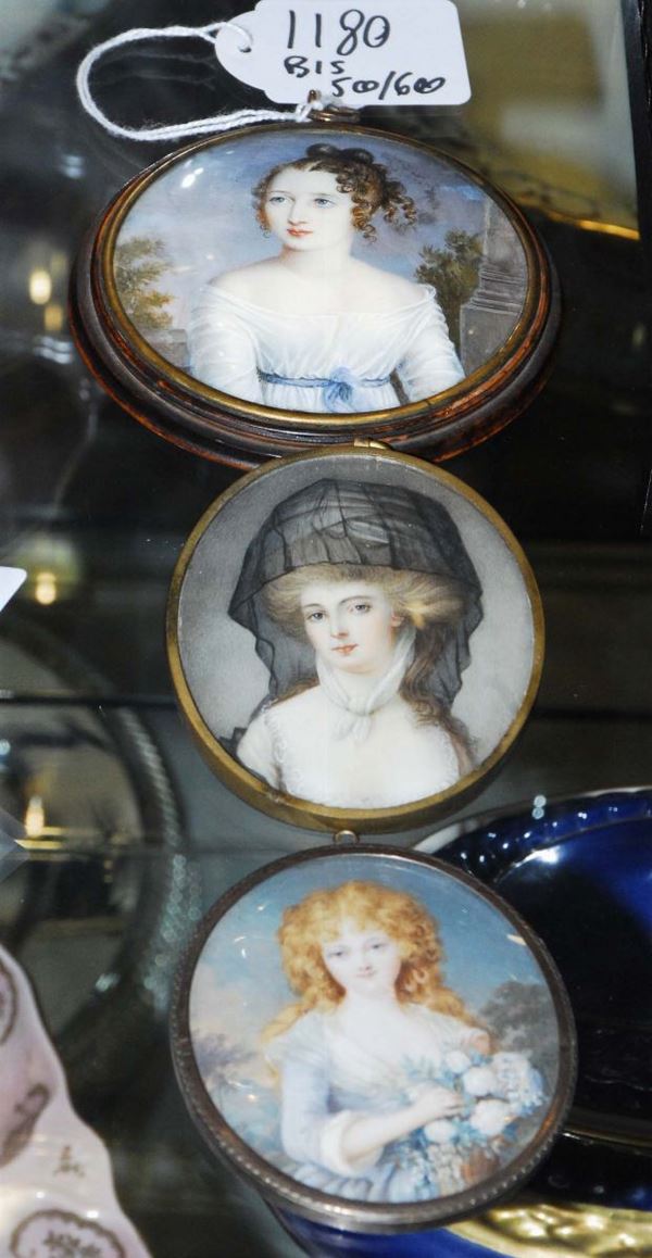 Tre miniature circolari con ritratti femminili, XIX secolo