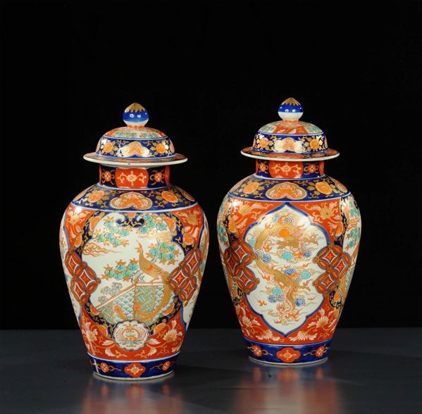 Coppia di cachepot Imari in ceramica con coperchio