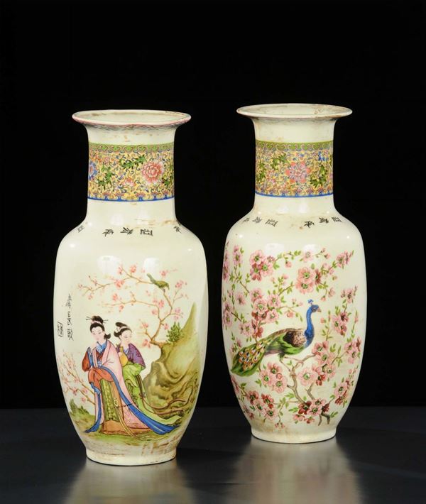 Coppia di vasi in porcellana a decoro policromo, Cina XX secolo