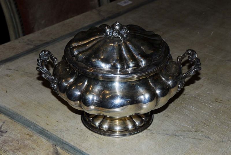 Zuppiera in argento in stile Barocchetto, gr. 1330  - Auction Antiquariato, Argenti e Dipinti Antichi - Cambi Casa d'Aste