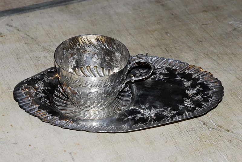 Tazza Liberty in argento  sbalzato, gr. 370  - Auction Antiquariato, Argenti e Dipinti Antichi - Cambi Casa d'Aste