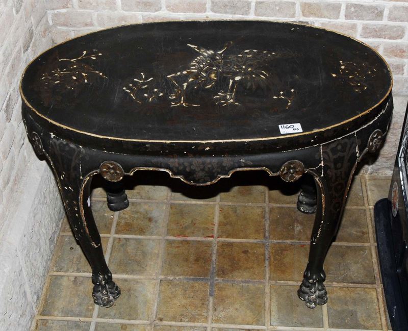 Tavolino basso ovale, XX secolo  - Asta Antiquariato e Dipinti Antichi - Cambi Casa d'Aste