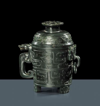 Vaso in Stile Han in Giada Spinaccio con Coperchio, Cina Dinastia Qing
