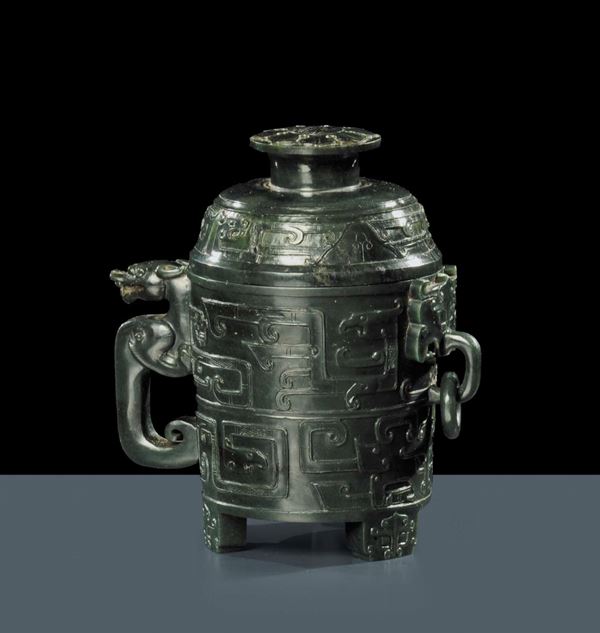 Vaso in stile Han in giada spinaccio con coperchio, Cina dinastia Qing