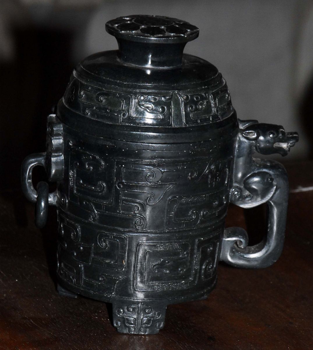 Vaso in Stile Han in Giada Spinaccio con Coperchio, Cina Dinastia Qing
