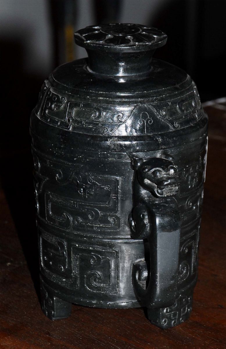 Vaso in Stile Han in Giada Spinaccio con Coperchio, Cina Dinastia Qing