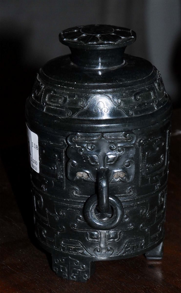 Vaso in Stile Han in Giada Spinaccio con Coperchio, Cina Dinastia Qing